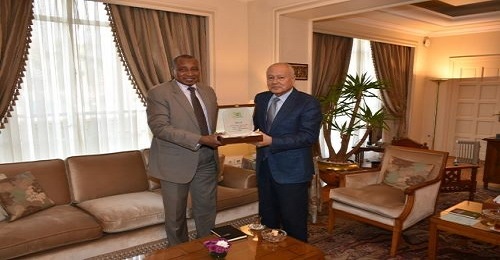 You are currently viewing The Director General of the Arab Organization for Agricultural Development honors His Excellency the Secretary General of the Arab League