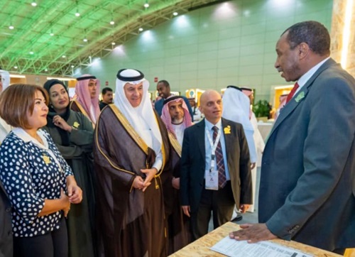 وزير البيئة والمياه والزراعة السعودي يزور جناح المنظمة العربية للتنمية الزراعية في المعرض المصاحب للمنتدى العربي للبيئة